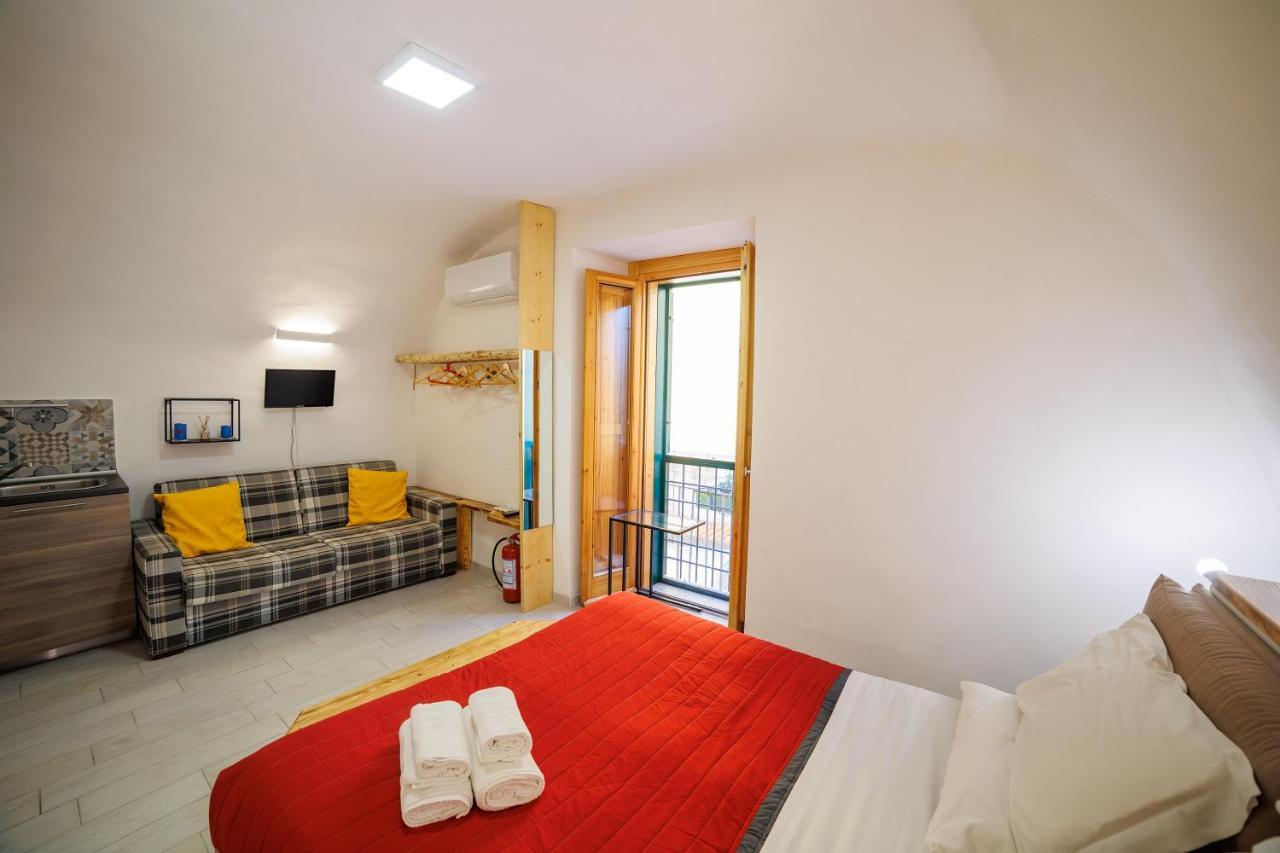 Legnosuites *